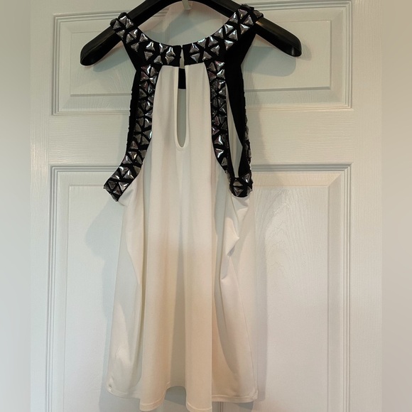Express Embellished Top Ivory Black Trim Silver Triangles - Picture 5 of 6
